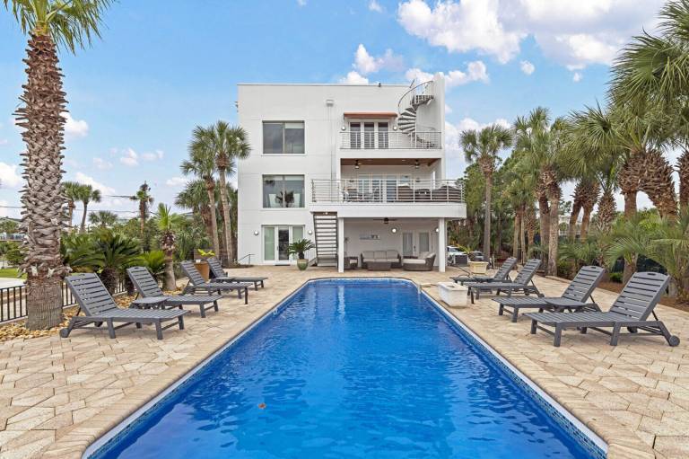 Vacation home with yard & barbecue | Garden view | Beach nearby | Dogs allowed — photo 2