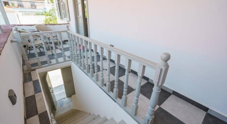 Serviced apartment with patio — photo 5