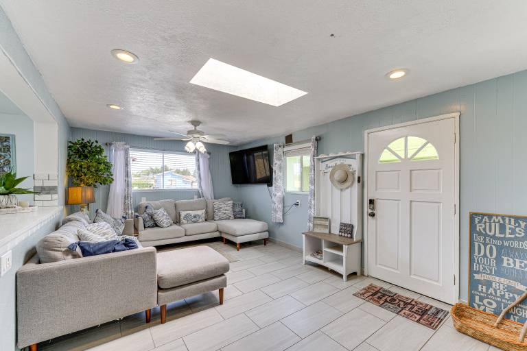 Peaceful Eureka Beach Cottage w/ 30-Foot Dock — photo 4
