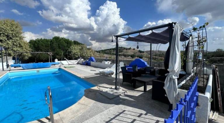 Fully equipped big house with private pool, yard & BBQ | Perfect for remote work | Dogs allowed — photo 2
