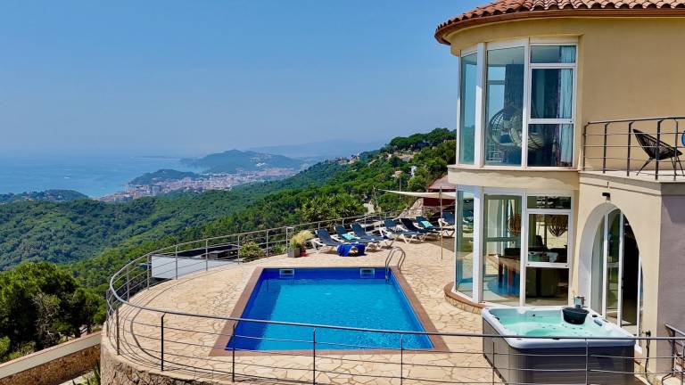 Fully equipped villa with jacuzzi, barbeque & terrace | Panoramic view | Pet-friendly — photo 2