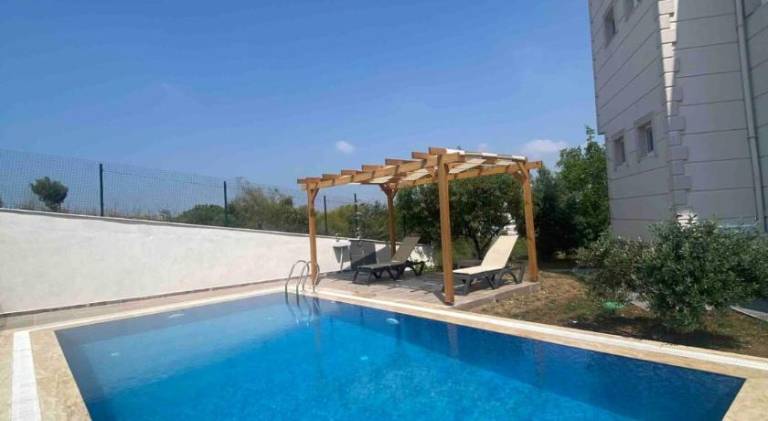 Villa with pool — photo 4