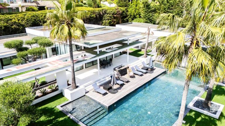 Vacation home with terrace, yard & private pool in Valbonne