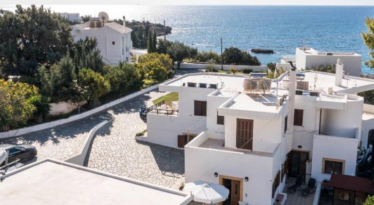 Vacation home with patio, barbecue & yard in Rhodes