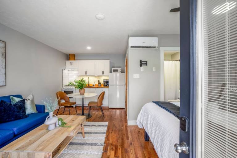 East End Studio Close to Houston Hotspots