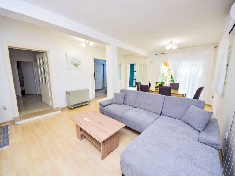 Apartment with patio & grill — photo 4
