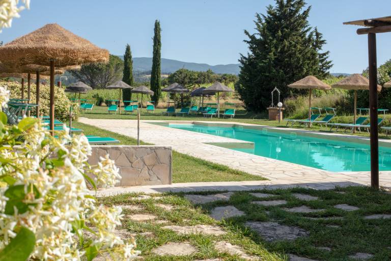 Holiday apartment with garden, pool & BBQ — photo 2