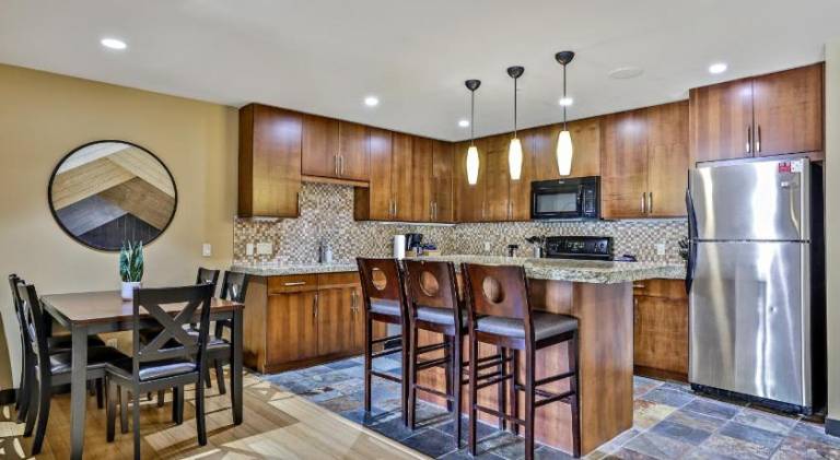 Spacious serviced apartment with jacuzzi, patio & garden | Dogs allowed — photo 5