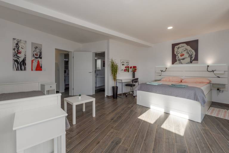 Fully equipped charming vacation home with grill, patio & private pool | Panoramic view | Dogs allowed — photo 4