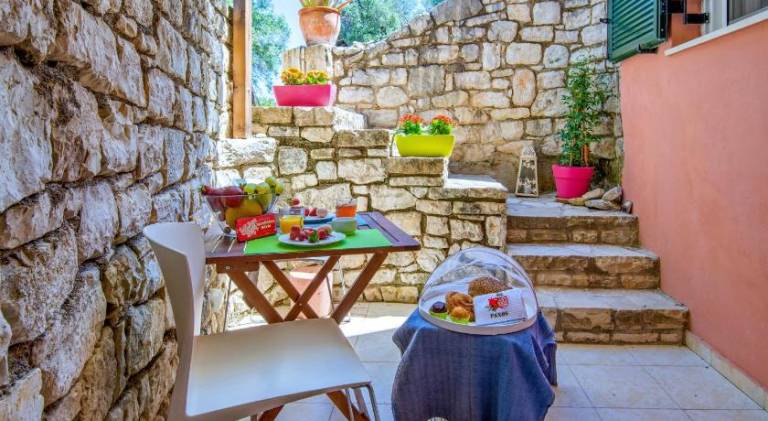 Charming rental apartment with terrace & private pool | Pets allowed in Corfu