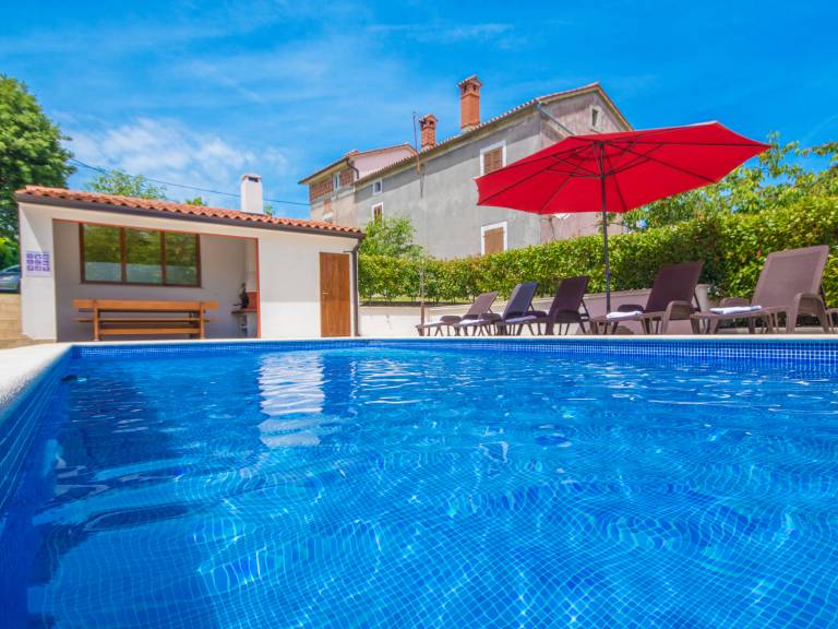 Family-friendly pleasant rental with grill, garden & pool | Pool view | Pets are welcome — photo 5