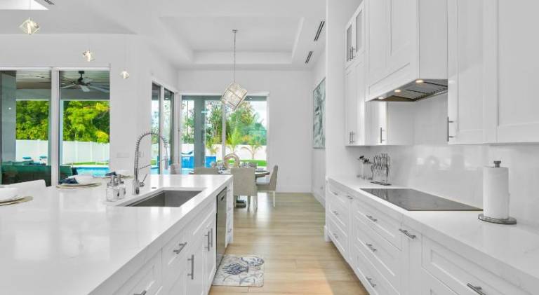 Vacation home with jacuzzi & pool — photo 4
