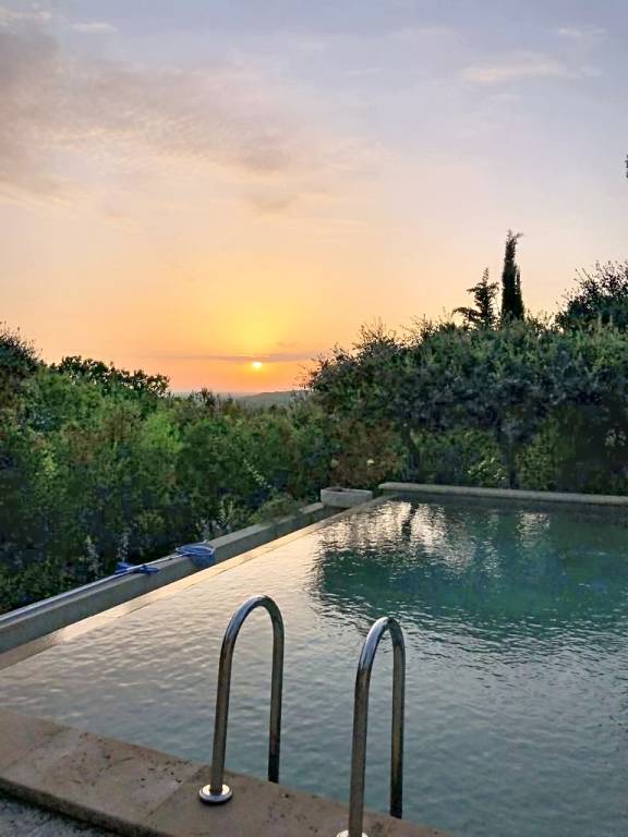 Child-friendly big vacation home with yard, private pool & BBQ | Mountain view | Pets allowed — photo 5