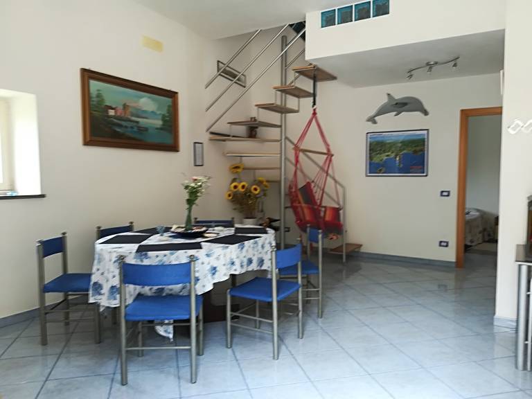 Family-friendly pleasant vacation home with barbecue, hot tub & yard | Water view | Pet-friendly — photo 2