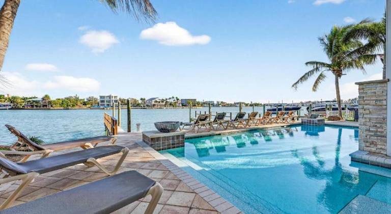 Vacation home with pool — photo 3