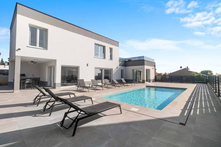 Fully equipped wonderful villa with grill, garden & private pool | Sea view | Dogs allowed in Pula