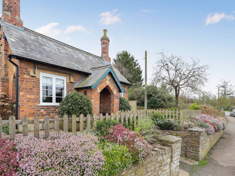 Child-friendly charming cottage with yard | Pet-friendly in Gloucester
