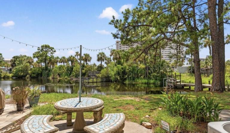 Family friendly 5 minutes walk to the beach 11 pools (5 heated) putt putt! in Bay City, AL