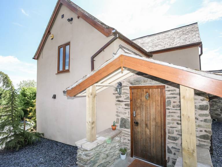 Family-oriented wonderful cottage with grill, yard & hot tub | Pet-friendly — photo 3