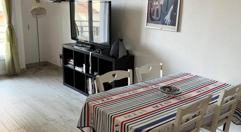 Grand F2 60mq centre Antibes, proche plages, commerces, 2 balcons, parking, train, bus, deco vintage — photo 4