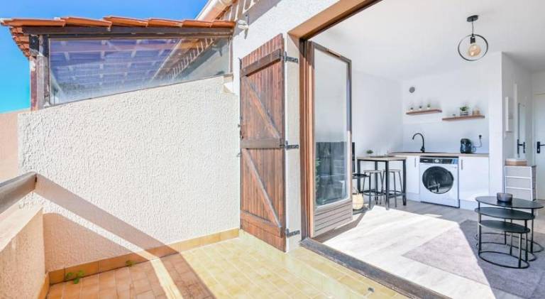 Holiday apartment with private pool & yard — photo 4
