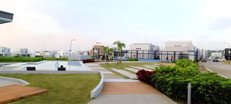 Vacation home with pool, yard & barbeque — photo 5