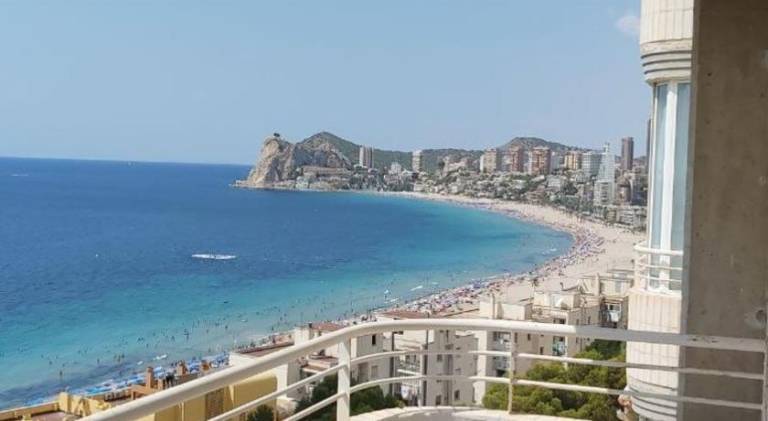 Holiday apartment with patio & private pool in Benidorm