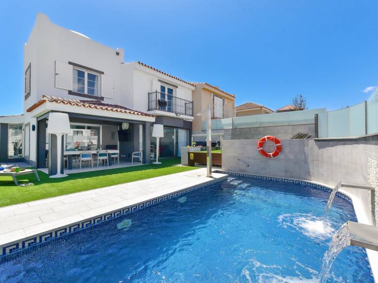 Family-friendly house with private pool, grill & yard | Next to the beach | Suitable for remote work | Pets are welcome — photo 2
