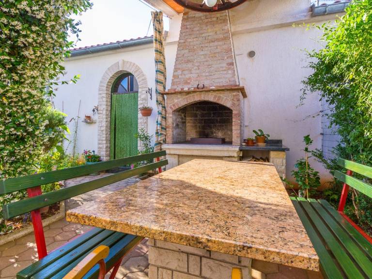 Rental apartment with BBQ & patio — photo 5