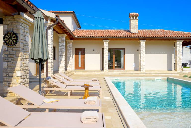 Villa with patio, pool & barbeque — photo 5