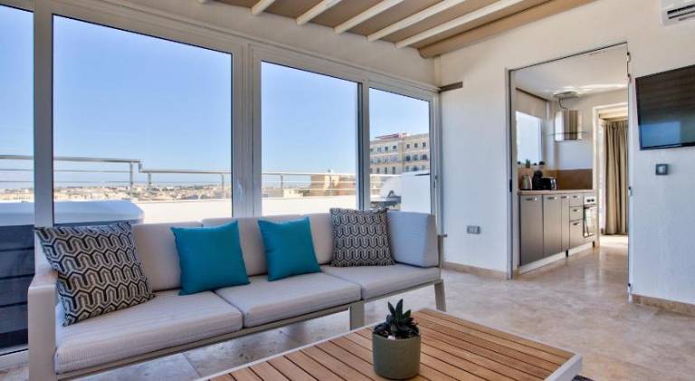 Valletta Luxury 4-Bedroom Duplex with Stunning Sea Views Private Terrace and Jacuzzi — photo 2
