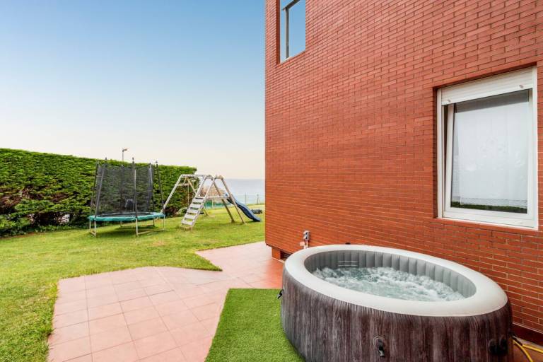 Spacious house with sea view in Liencres jacuzzi — photo 2