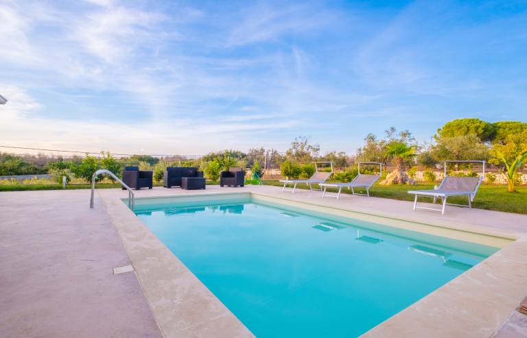 Family-friendly nice villa with private pool & yard | Garden view | Dogs allowed — photo 3
