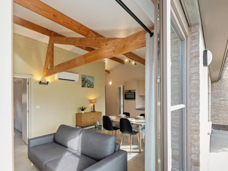 House with patio — photo 2