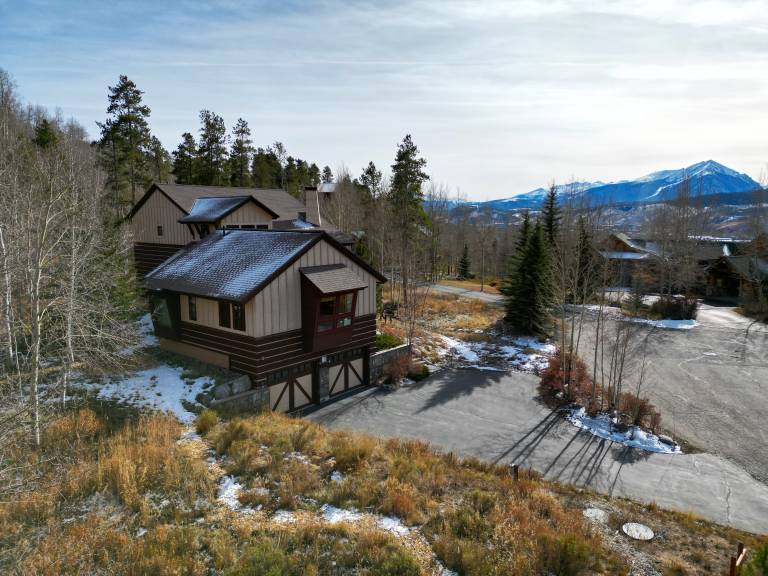 Vacation home with yard — photo 2