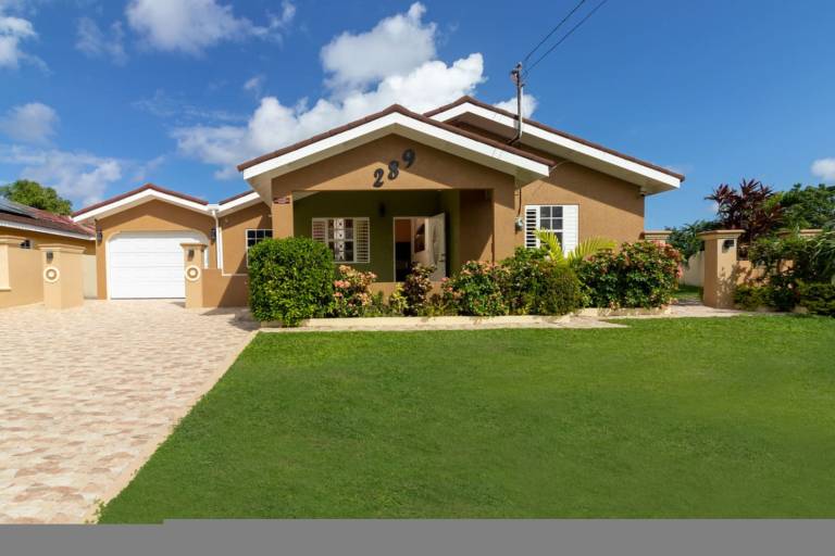 8 BedRmOasis Draxhall Pool Gym PlyGrnd