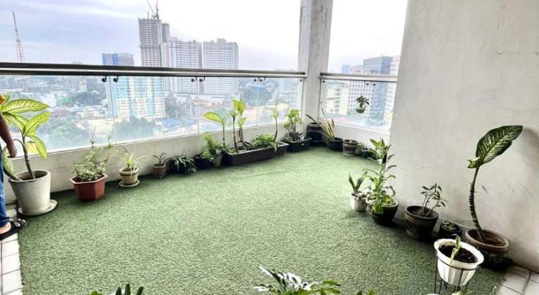 Apartment with pool — photo 4