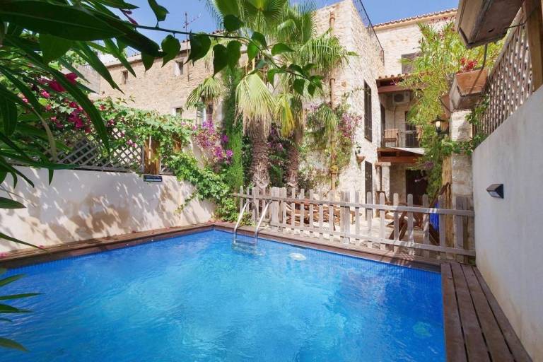 Family-oriented ample vacation home with terrace & private pool | Pets allowed — photo 2