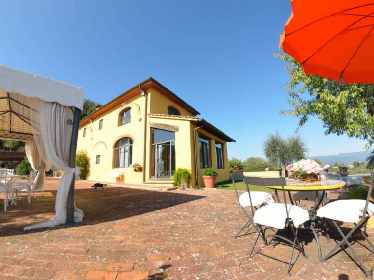 Vacation home with barbecue, patio & private pool — photo 3