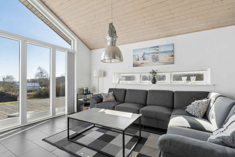 Vacation home with sauna, patio & yard | Beach view — photo 3