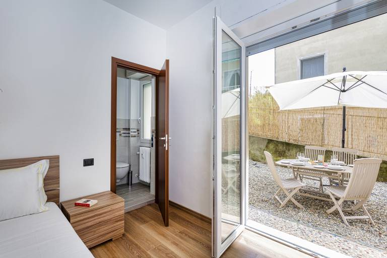 Holiday apartment with patio — photo 4