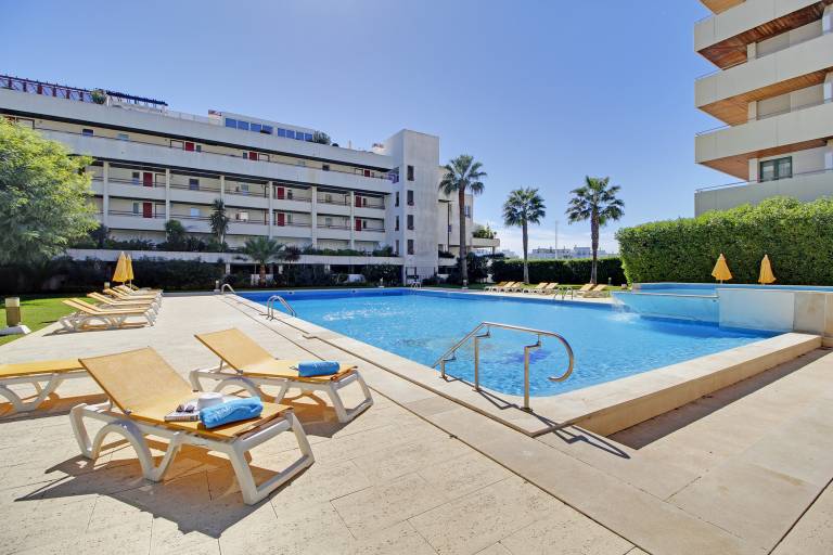 Rental apartment with patio, garden & pool in Loulé