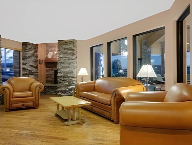 Pinedale Hotel & Suites — photo 4