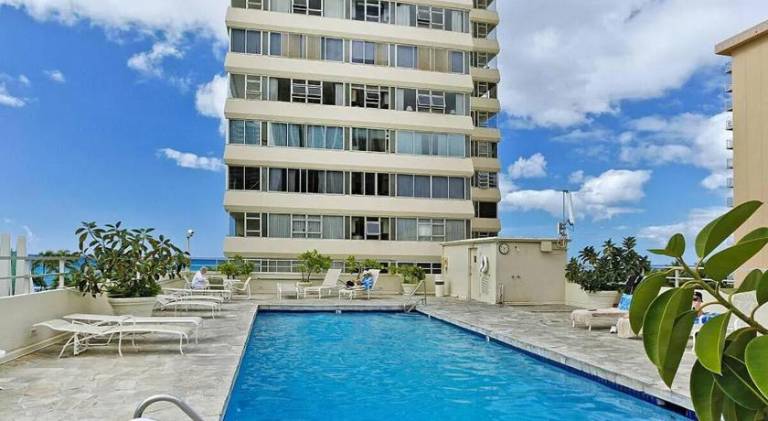 Holiday apartment with hot tub & pool | Next to Waikīkī Aquarium | Close to the beach | Pets are welcome — photo 3