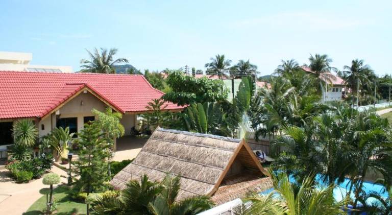 Serviced apartment with hot tub, garden & patio — photo 3