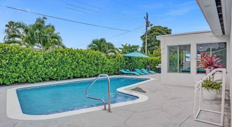 Spacious vacation home with pool | Pets allowed in Pembroke, ON