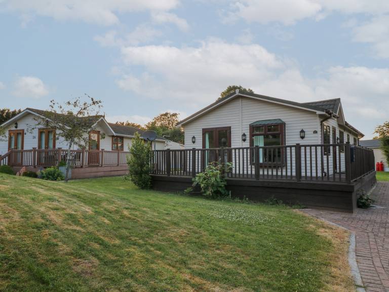 Cottage with yard — photo 2