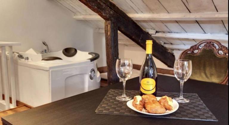 Apartment with terrace & jacuzzi | Close to Rialto Bridge | Suitable for remote work | Pets are welcome — photo 4