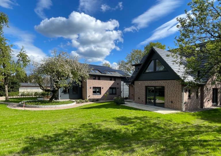 Traumhafte Ferienwohnung am Park, großer Balkon, voll ausgestattete Küche, Schreibtisch, WiFi, Smart TV, Carport, Wallbox, Fahrräder — photo 2