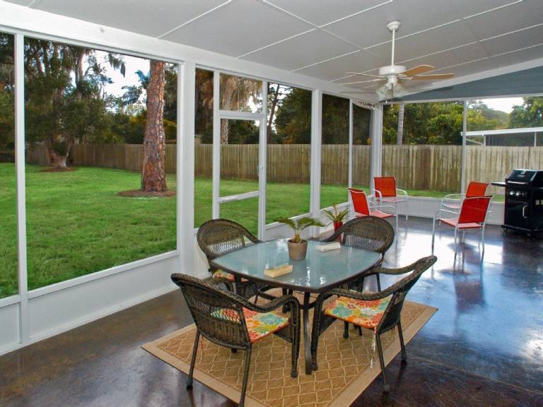 Beautiful 3/2.5 House Big Fenced Yard -Walk to Beach, coffee, food -Dogs OK — photo 5